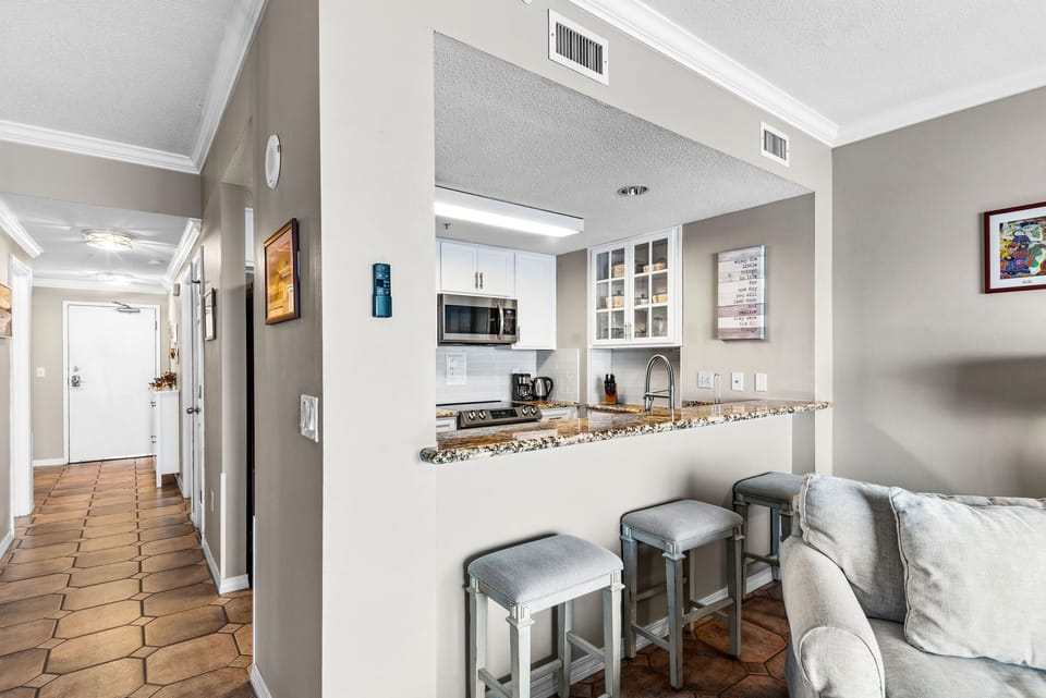 Eat-in kitchen bar seating