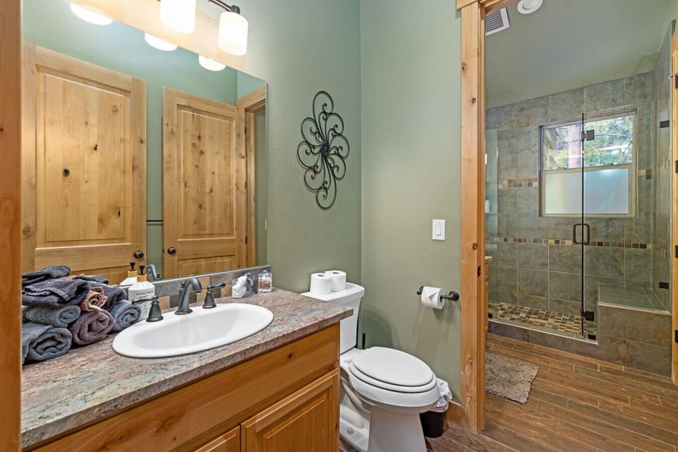 Space, light, and comfort - everything you want in a bathroom.