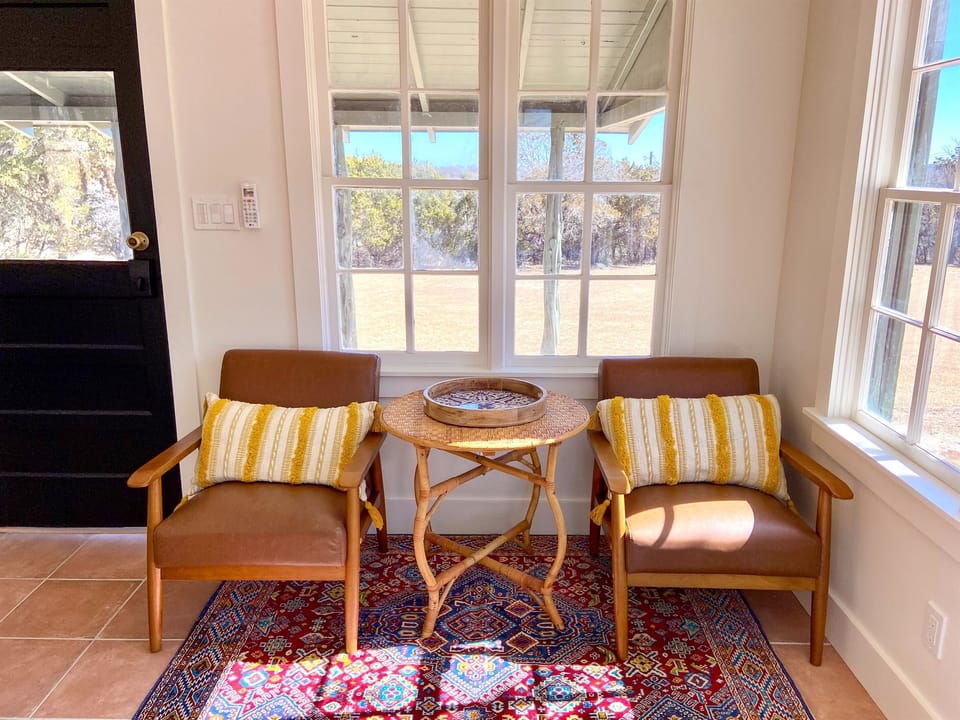 Seating & dining area