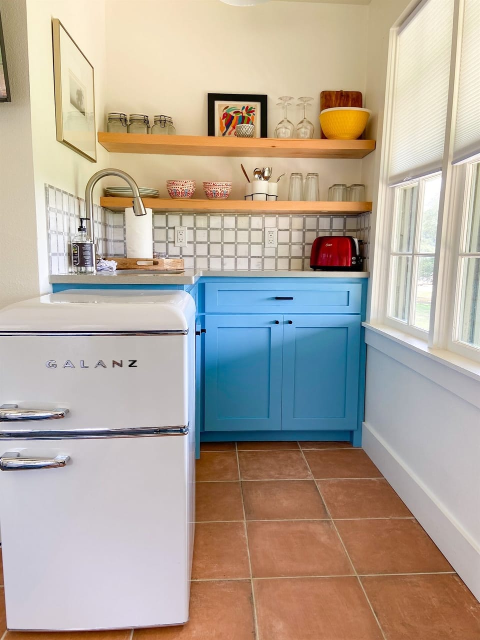 Kitchenette w/ microwave and electric griddle