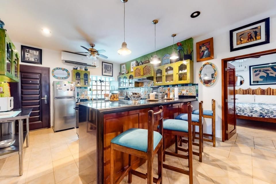 LOVELY AND REALLY FUNCTIONAL WELL STOCKED KITCHEN*