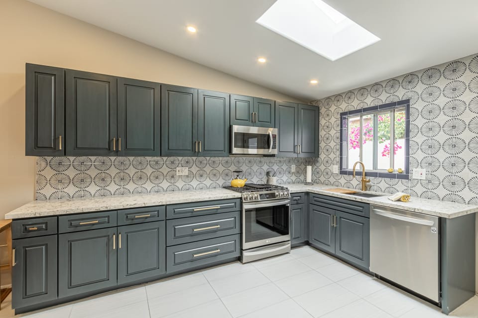 Newley Remodeled Kitchen, Higher End Appliances (including built in air fryer)
