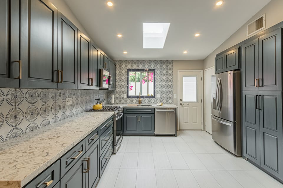 Newley Remodeled Kitchen, Higher End Appliances (including built in air fryer)