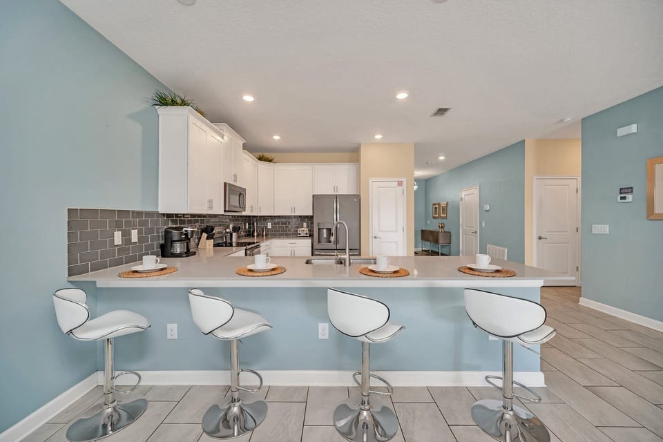 Beautiful, fully equipped equipment with large pantry and breakfast bar. 