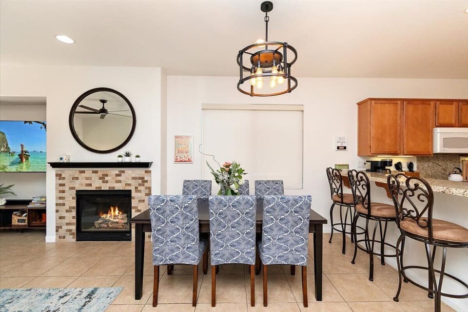 Dining area. Seating for 6+ and bar counter for additional seating