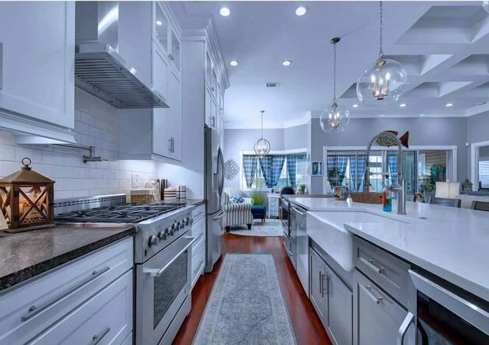 🍽️ Gourmet Kitchen: Stainless steel appliances and fully stocked for family meals.