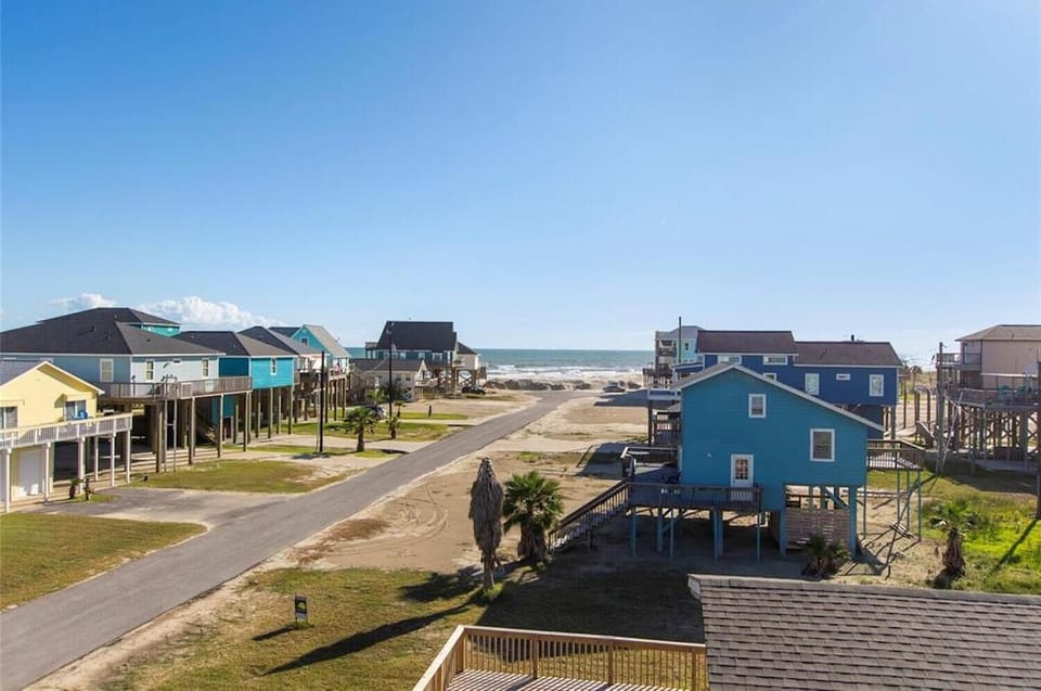 Gorgeous views combined w/ the sound of waves make the deck perfect for relaxing