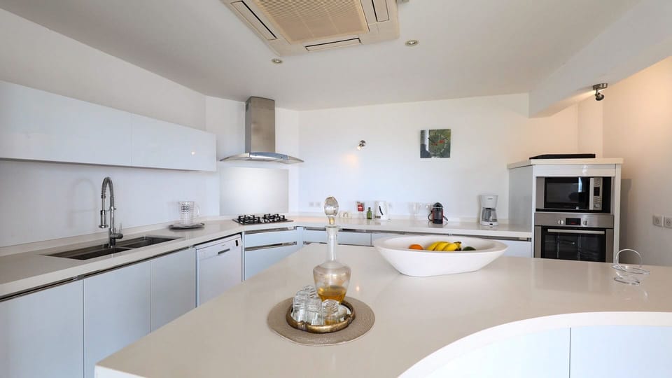 Dining Area & Kitchen