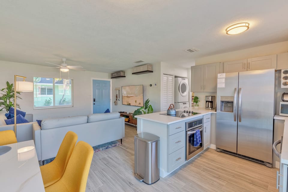 Full Quartz & Stainless Kitchen