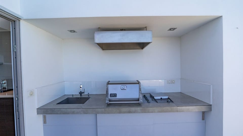 Dining Area & Kitchen