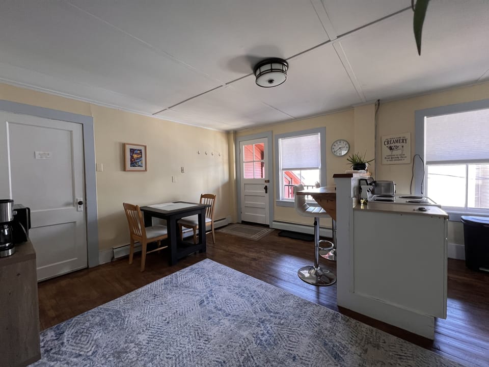 Entrance and dining space with counter seating