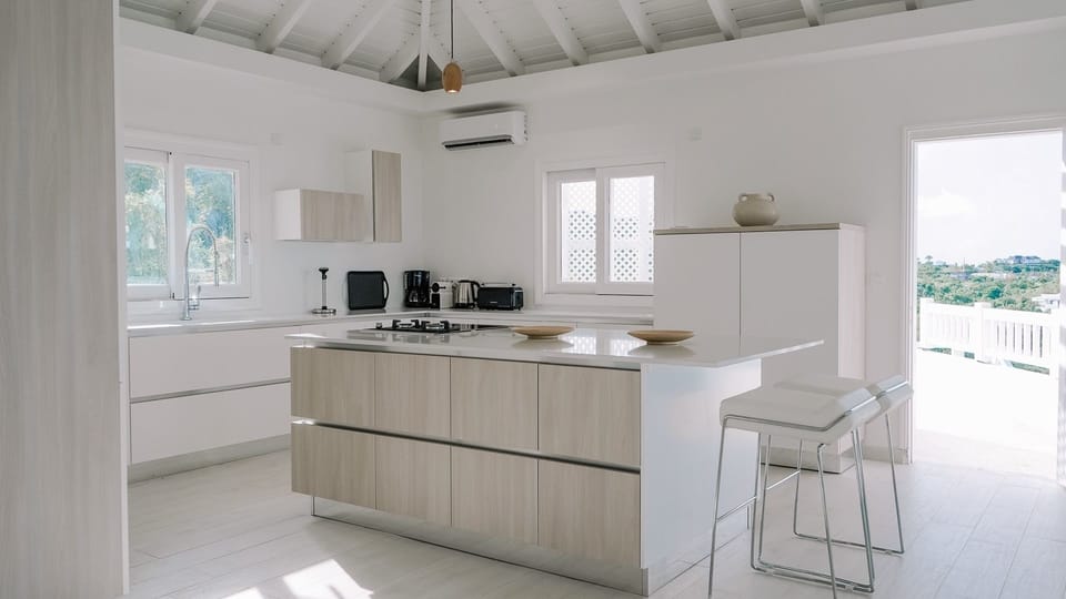 Kitchen: Very spacious fully equipped kitchen, breakfast bar for 4 guests, electric oven, induction 