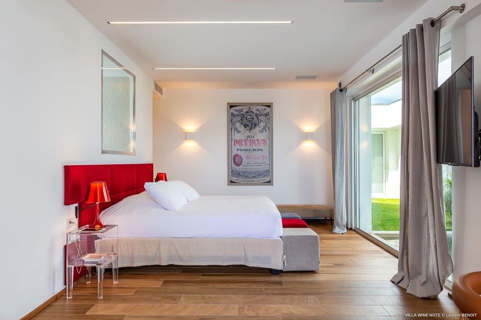 Bedroom 2: Large king size bed, Air conditioning, Large flat screen TV, Dish Network, Canal Satellit