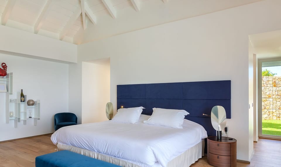 Master Bedroom 1: Large king size bed, Air conditioning, Large flat screen TV, Dish Network, Canal S