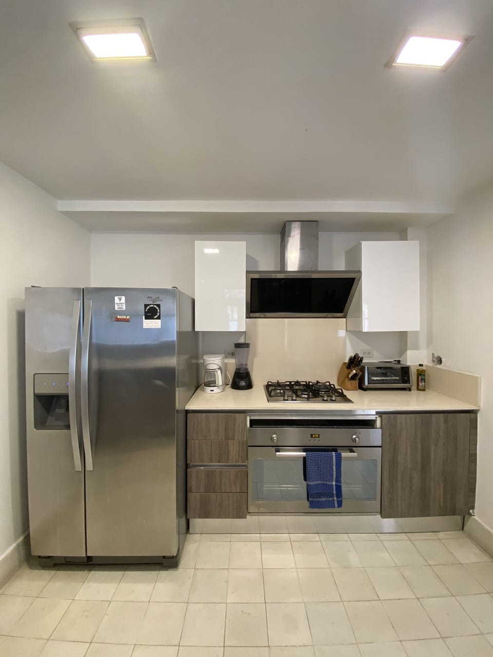 Spacious kitchen equipped with the necessary for a comfortable stay. 