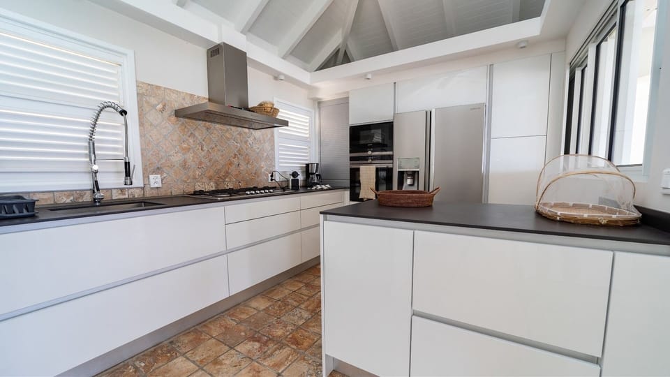 Dining Area & Kitchen