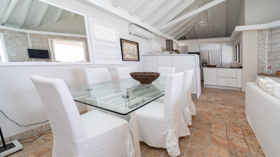 Dining Area & Kitchen