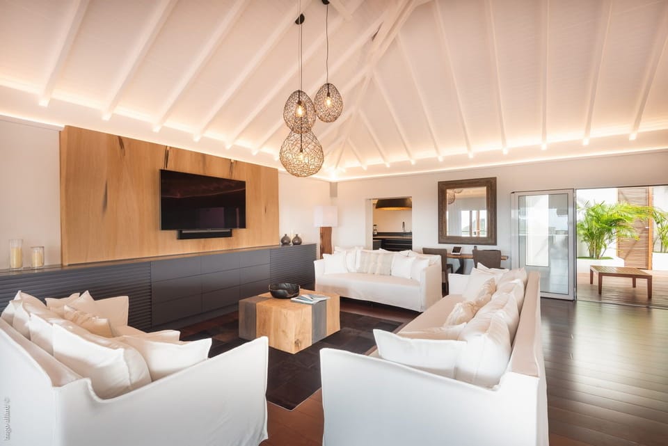 Living Area: Air-conditioning, HD-TV, Dish Network, Apple TV. 
