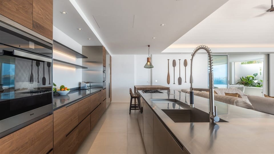 Dining Area & Kitchen