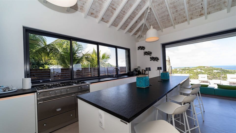 Kitchen & Dining Area