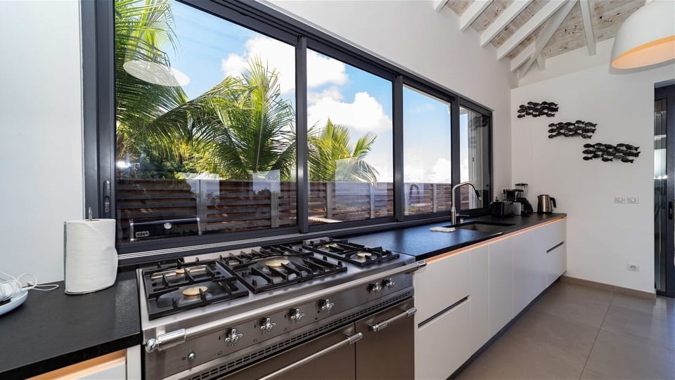 Kitchen & Dining Area