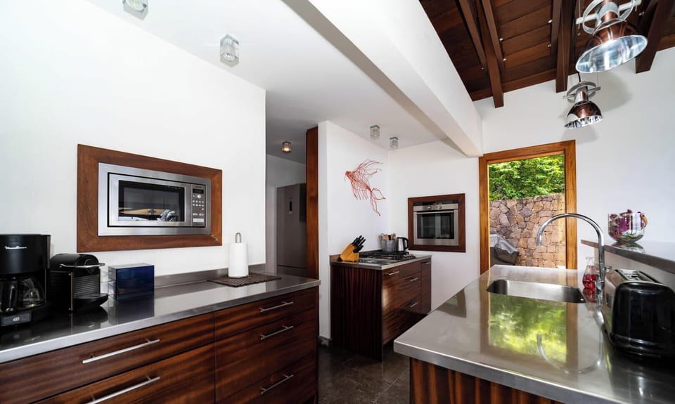 Kitchen & Dining Areas