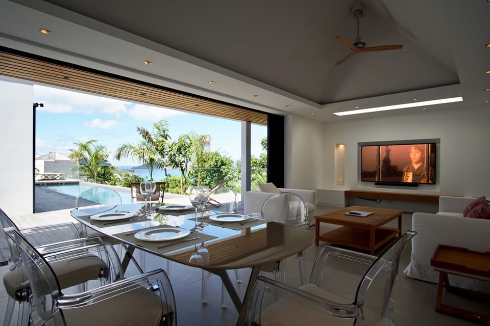 Dining Area & Kitchen