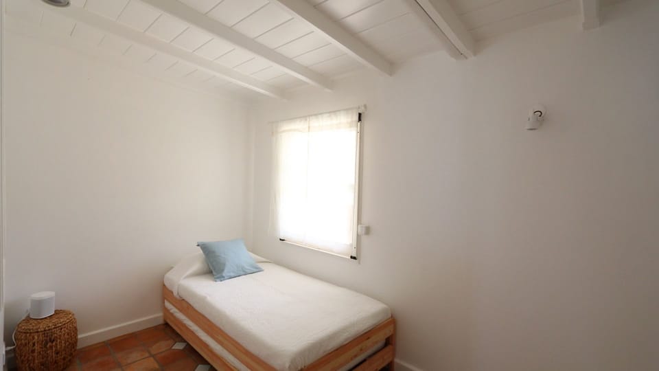 Bedroom 4: Twin beds, air conditioning, mosquito screens, WIFI. Garden view