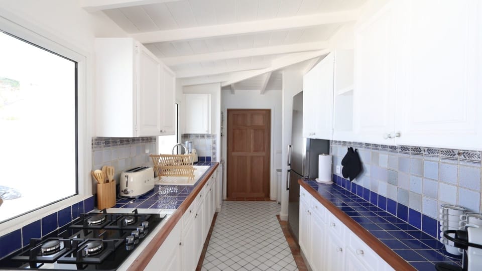 Kitchen: Open-air full-equipped kitchen, Oven, Microwave, Toaster, Espresso Machine, Coffe