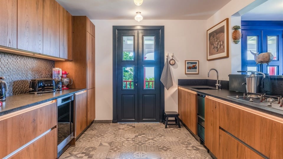 Kitchen & Dining Area