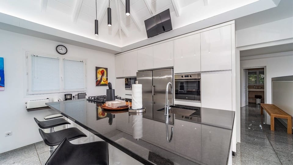 Kitchen & Dining Area: Fully equipped. Electric oven, gas stove, microwave, refrigerator, mixer, cen