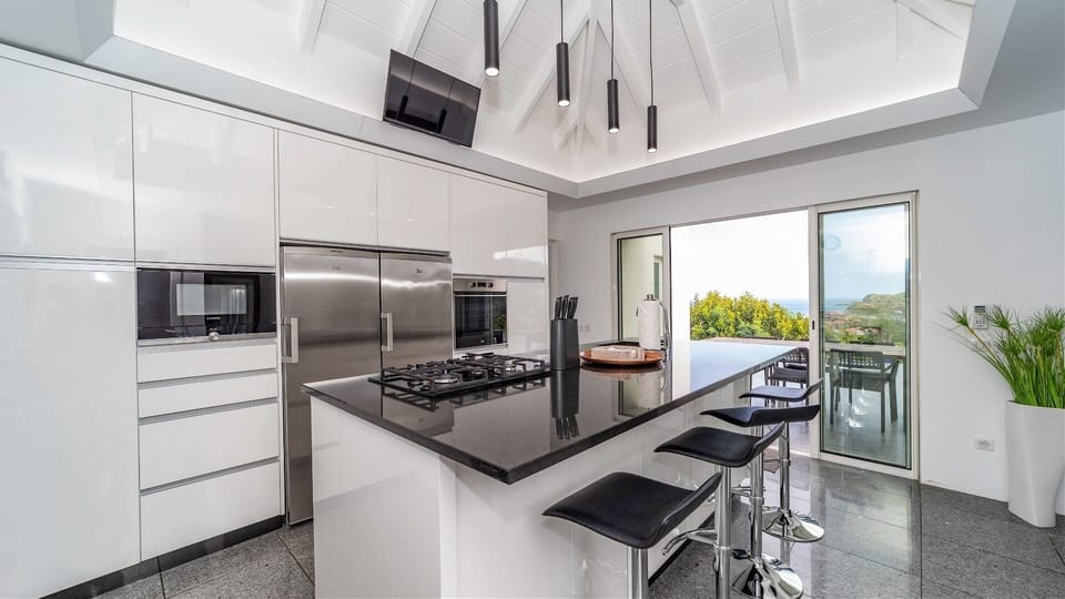 Kitchen & Dining Area