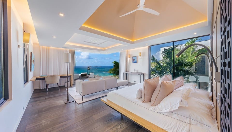 Bedroom 1: On the upper level. A king size bed, air conditioning, ceiling fan, HD-TV, Dish