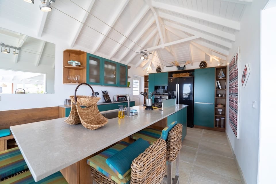 Kitchen: The kitchen is connected to the living room and is fully equipped to host large parties. Br