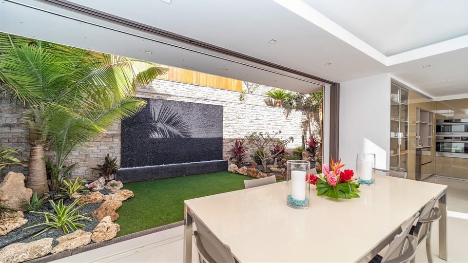 Kitchen & Dining Area: Fully equipped. Electric oven, gas stove, microwave, refrigerator, mixer, cen