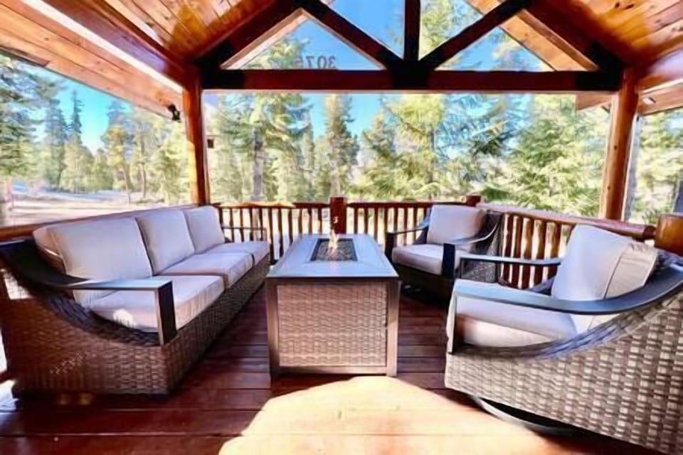 Front Deck w/gas fire pit
