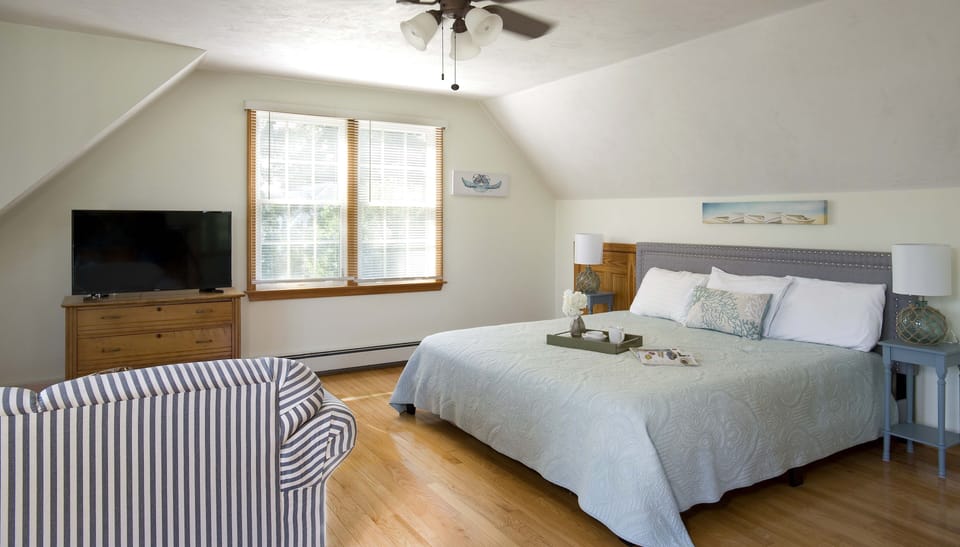 Rock Harbor Suite- Nauset Cottage- King bed- apartment above garage
