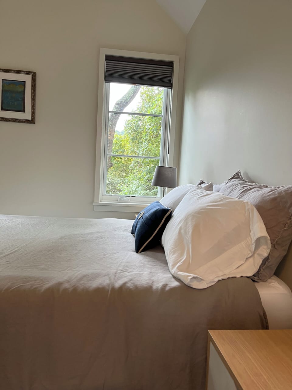 The queen bed has 2 storage drawers