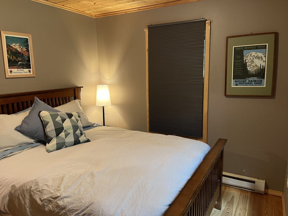 Guest bedroom - Queen Bed. 