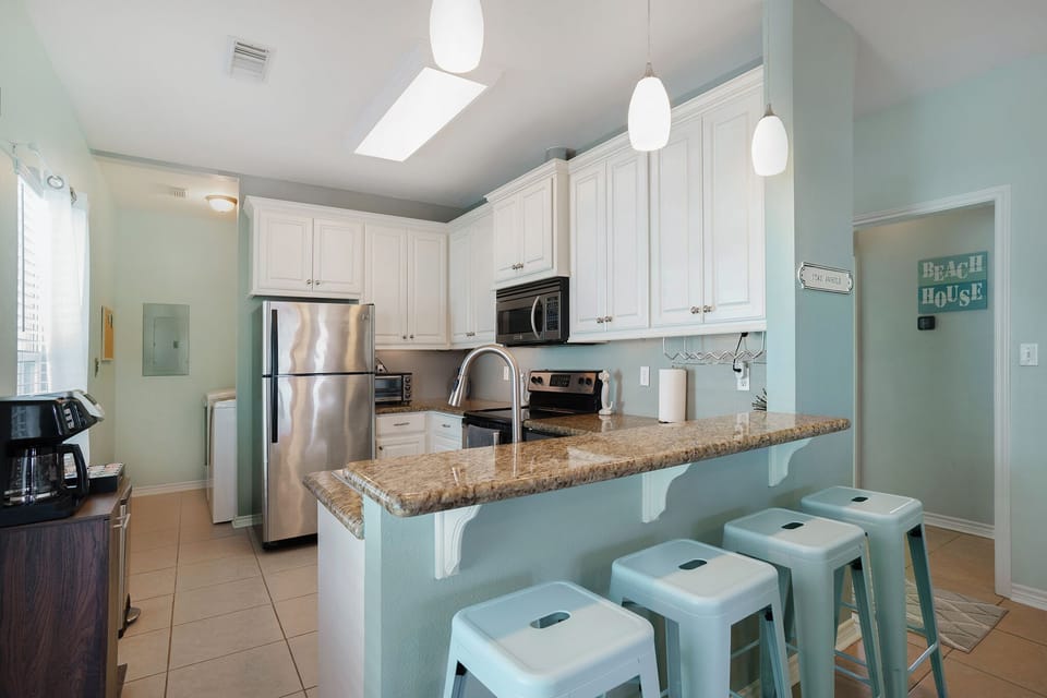 Kitchen & Bar