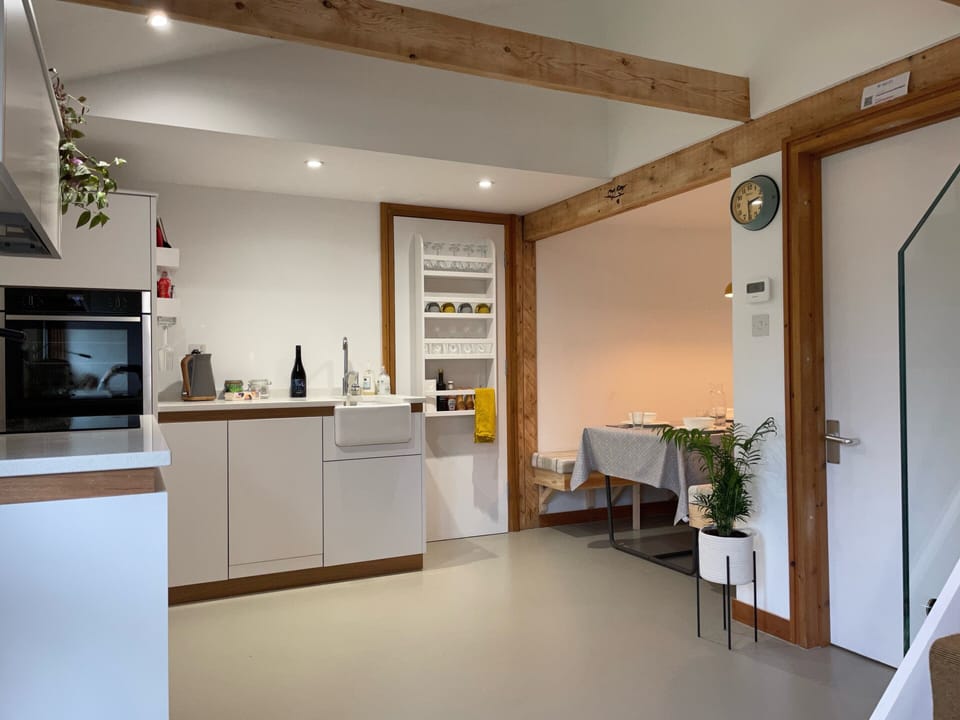 Unique, Annexe sleeps 4 with Large Gardens & Tennis Court! Lodge in Chichester