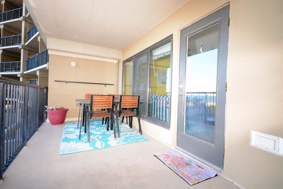 OCEAN-FRONT-BALCONY