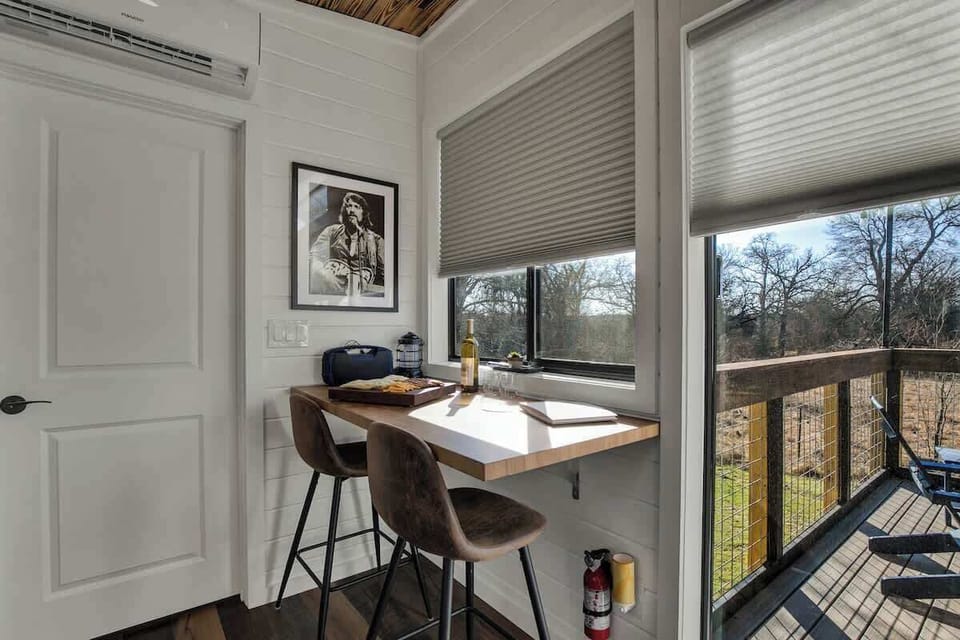 Waylon Dining Area