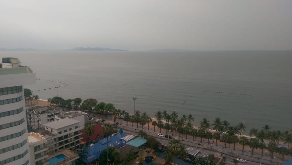 Large Bedroom Beach & Ocean View with Beachside Restaurants & Cafe's