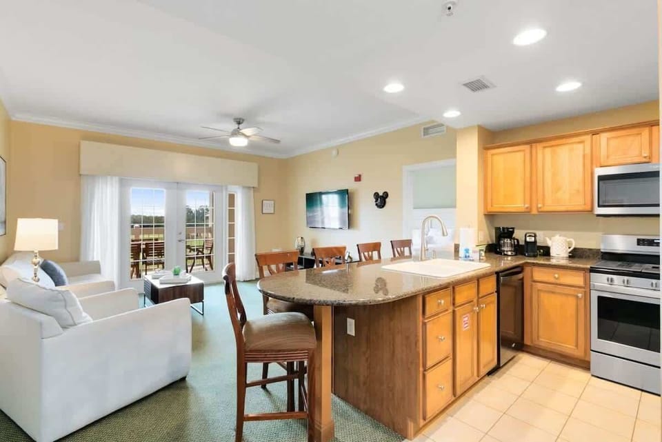 Kitchen and breakfast bar