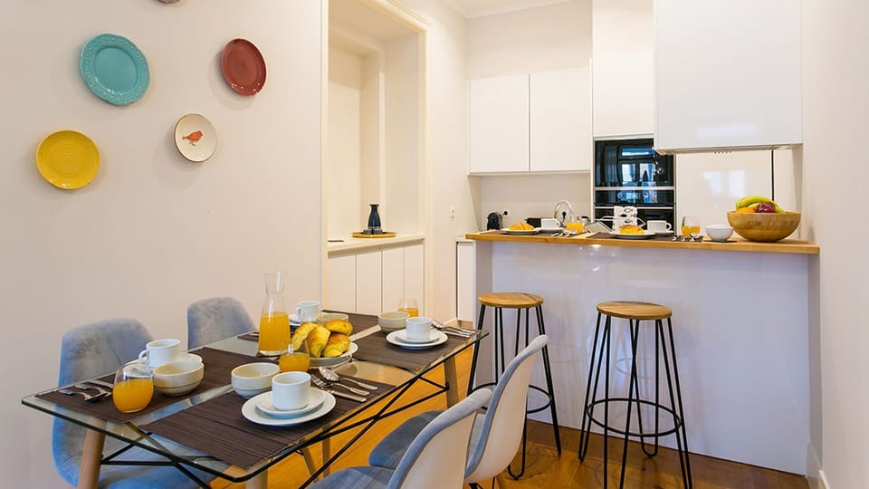 Beautiful and colorful dining area  conected with the kitchenette #airbnb #lisbon #pt #portugal #diningarea #colorful #cozy #apartment