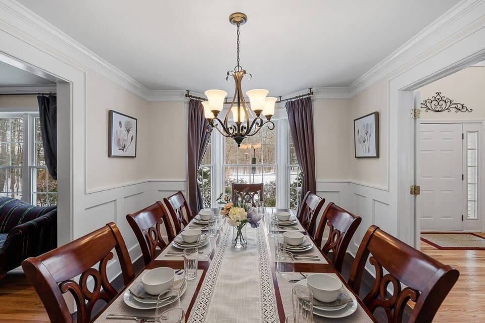 Great dining area with plenty of seating