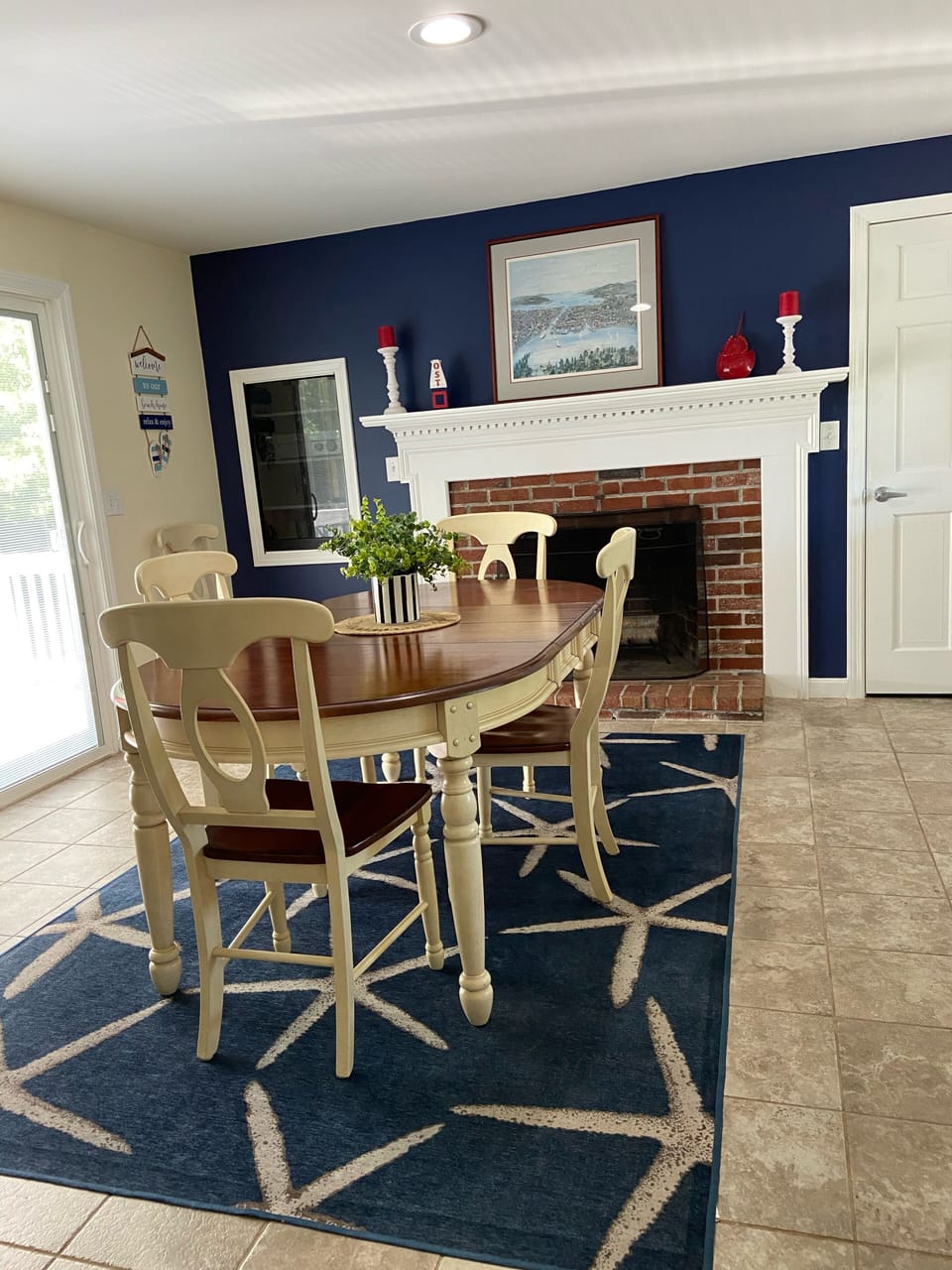 Dining area- seats 6