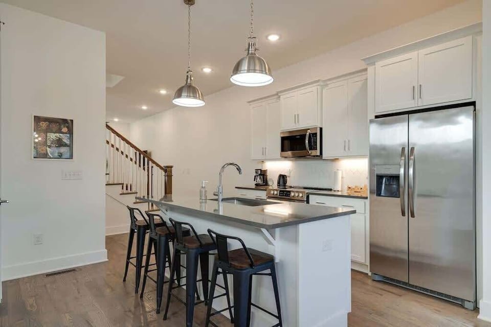 Spacious fully equipped kitchen with stainless steel appliances!