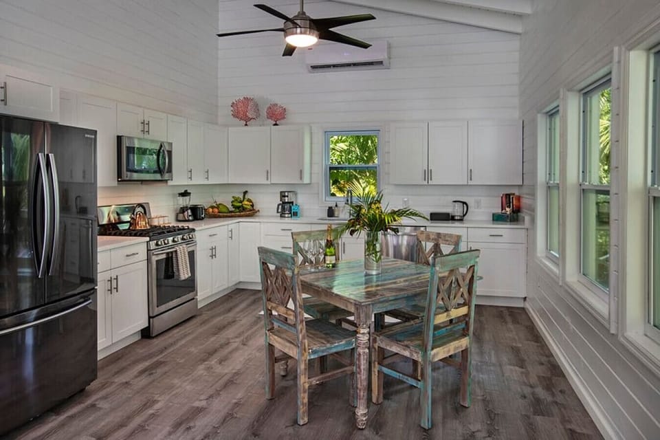 Cottage 7 Full Kitchen and Dining Area